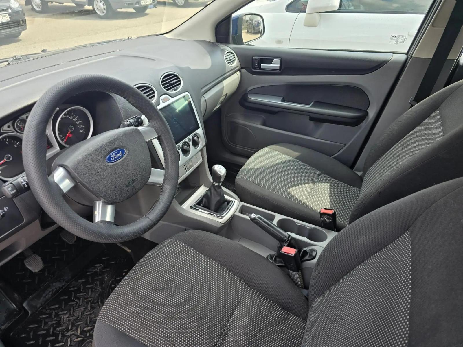 Ford Focus 2010 — фото 10